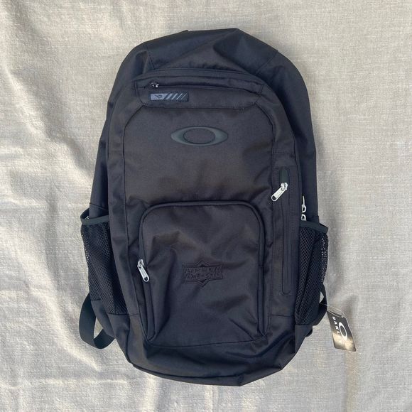 Oakley Other - Oakley | Crestible Enduro 22L Backpack with 2 Side Pockets, Black